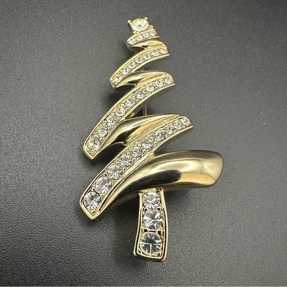 Christmas in July 🎄Vintage Monet Signed Brooch - Gold Toned with Clear Crystals - Picture 11 of 11